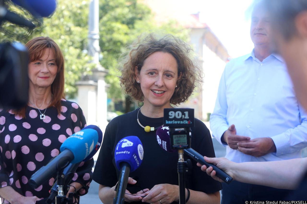 Karlovac: Ministrica kulture Nina Obuljen Koržinek obišla je crkvu Presvetog Trojstva koja je stradala u potresu