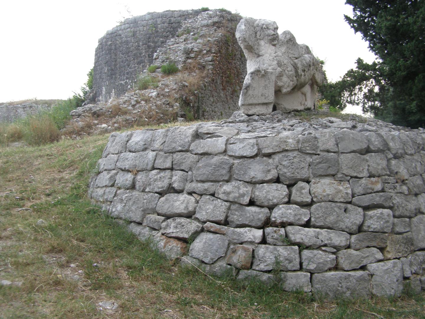 Ostaci mletačkih i turskih zidina na području Gabele, gdje je, tvrdio je Salinas, bila Troja i gdje se vodila velika bitka