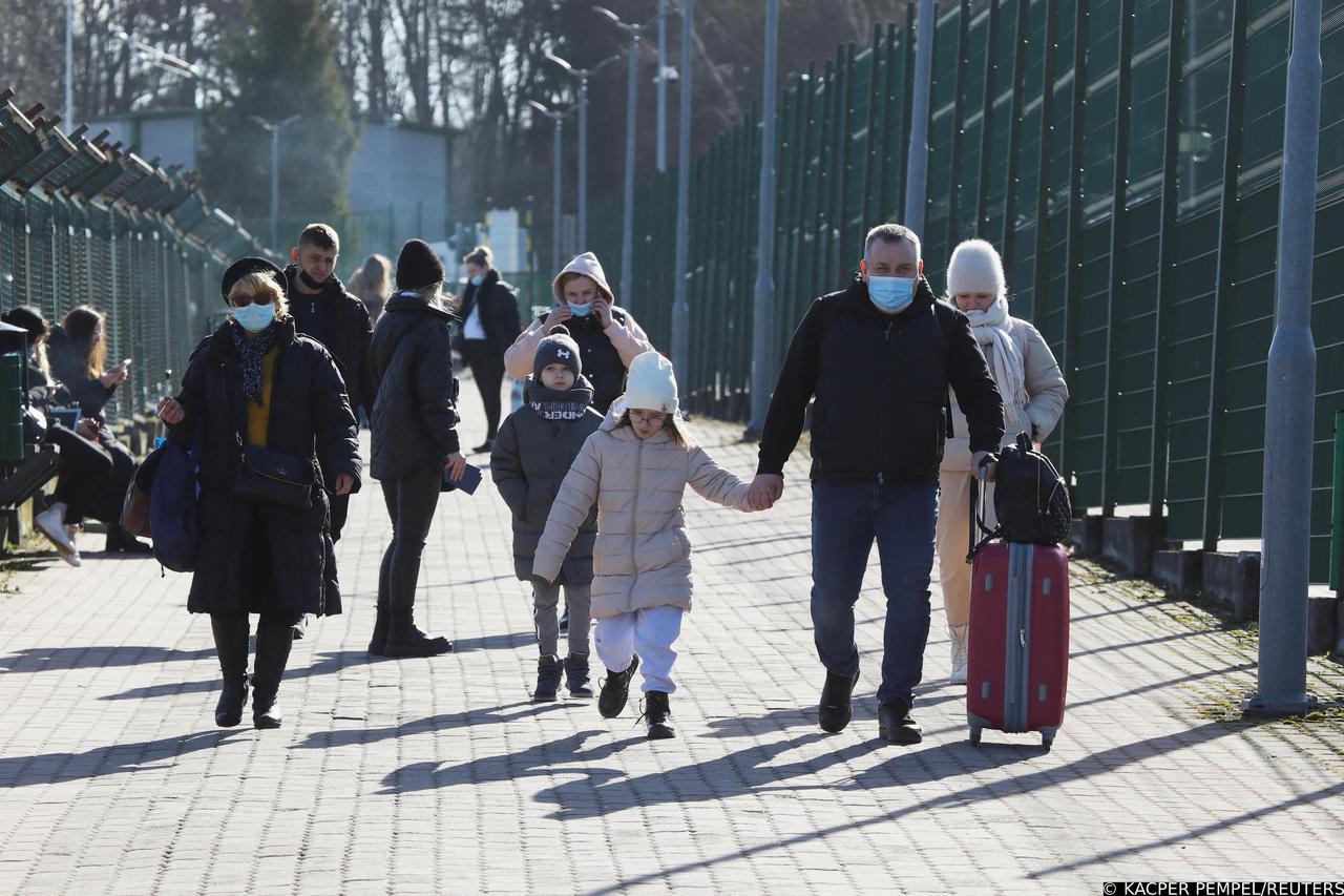 People cross the border between Poland and Ukraine