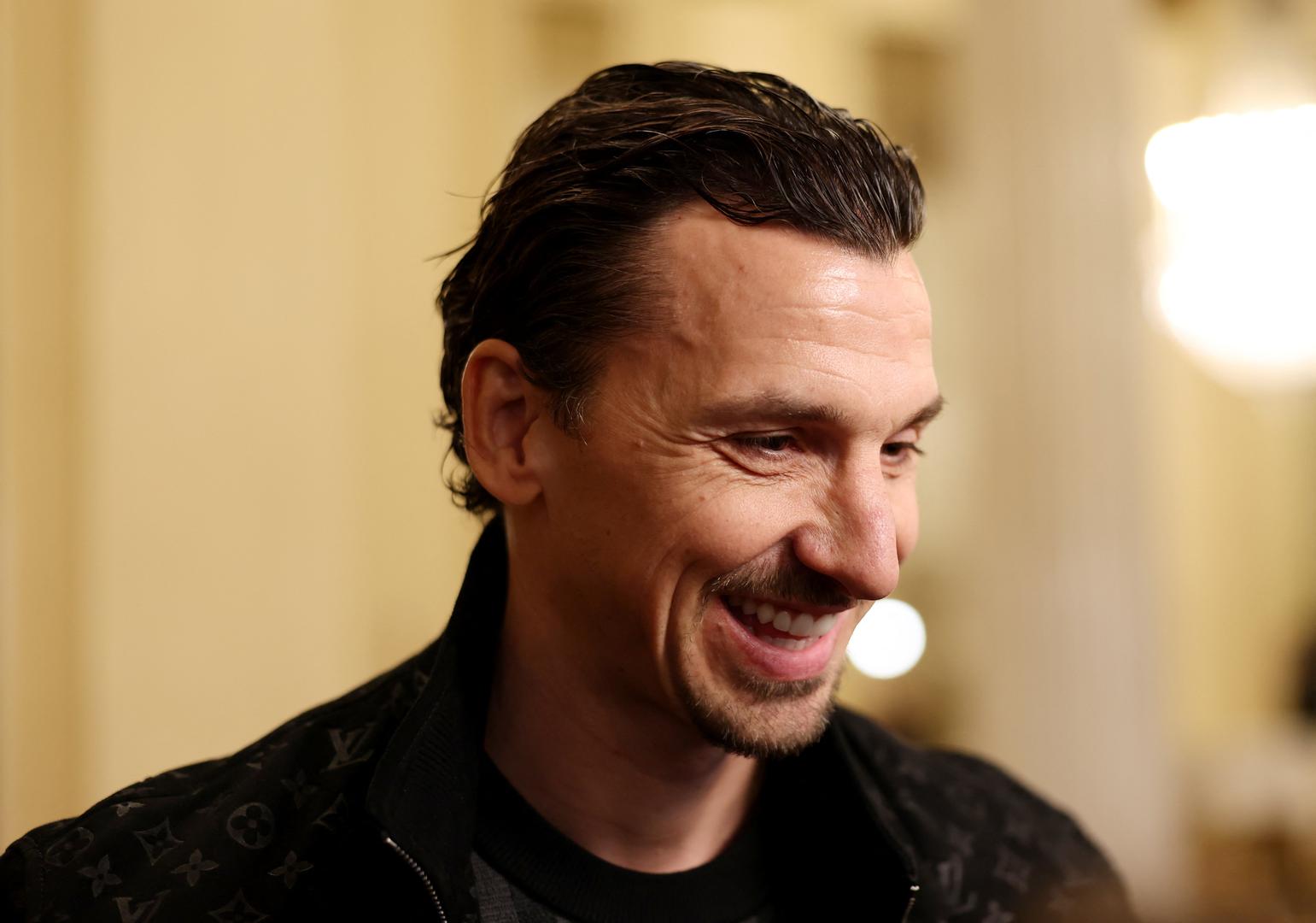 Među poznatim licima je i ono velikog nogometaša Zlatana Ibrahimovića, koji je u petak ranije nosio olimpijski plamen kroz ulice Milana.