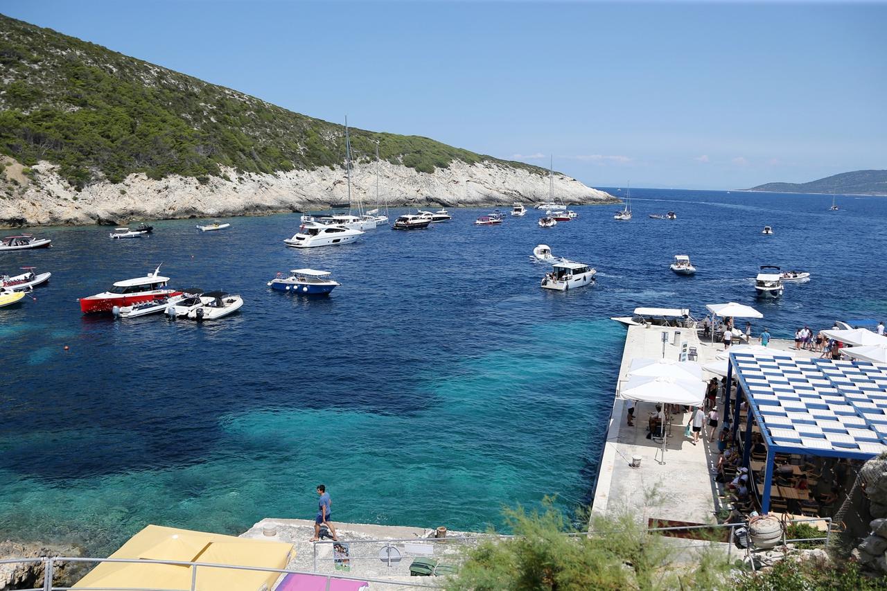 Modra spilja je spilja na istocnoj strani otoka Biseva