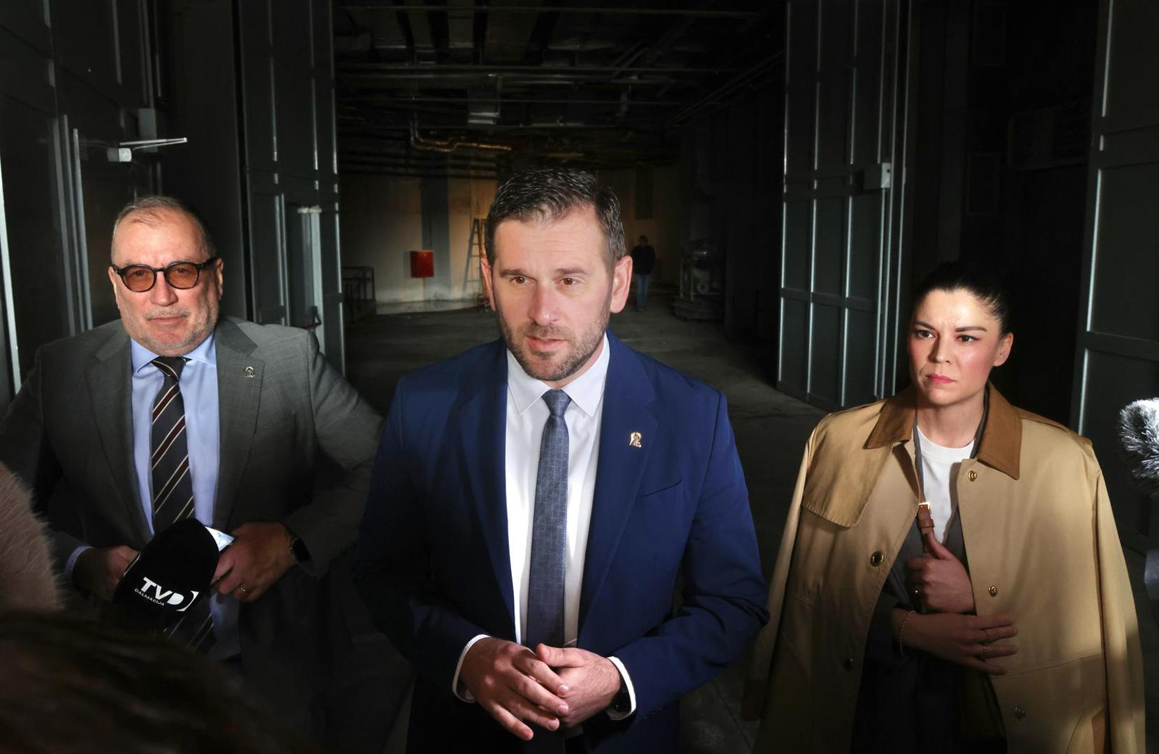 "Kao što se može vidjeti, Arena je u lošem stanju, a to je problem prošlih loših odluka. Imamo to što imamo, idemo naprijed da se ovo riješi. Teško mi je govoriti o nekakvom trošku, ali stanje je loše, očajno i jako loše, ali tu smo da riješimo situaciju", rekao je splitski gradonačelnik Tomislav Šuta.