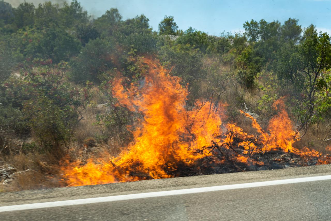 Više požara kod Šibenika, zatvorena vodička obilaznica