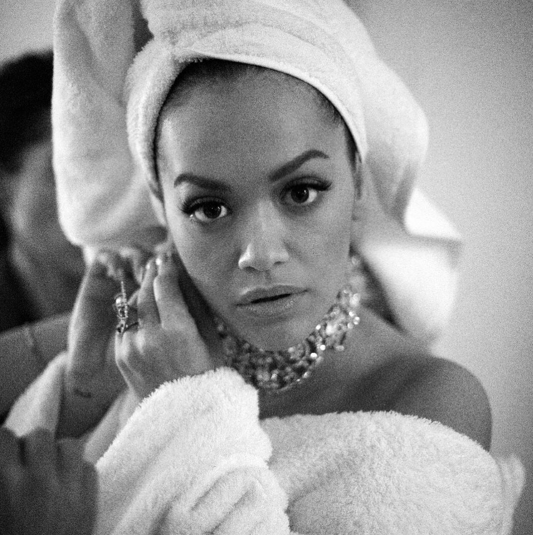 Trend je na neki način pokrenula pjevačica Rita Ora koja se uoči dodjele nagrada Emma fotografirala u ogrtaču i sa ručnikom na glavi i objavila tu fotografiju na Instagramu.