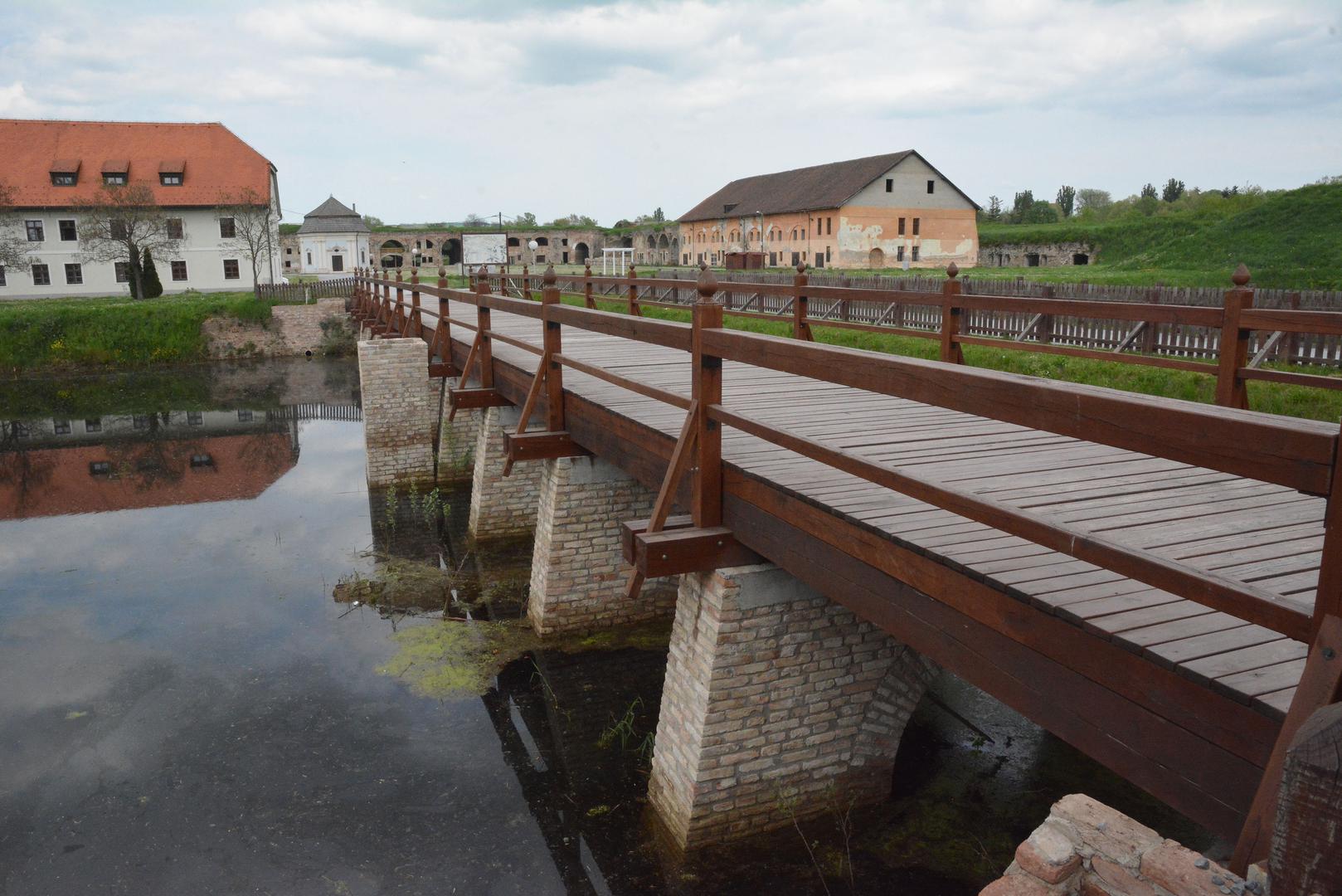 Tvrđavski perivoj spaja povijesnu arhitekturu i uređene zelene površine te je omiljeno mjesto za šetnju uz monumentalnu baroknu tvrđavu. 