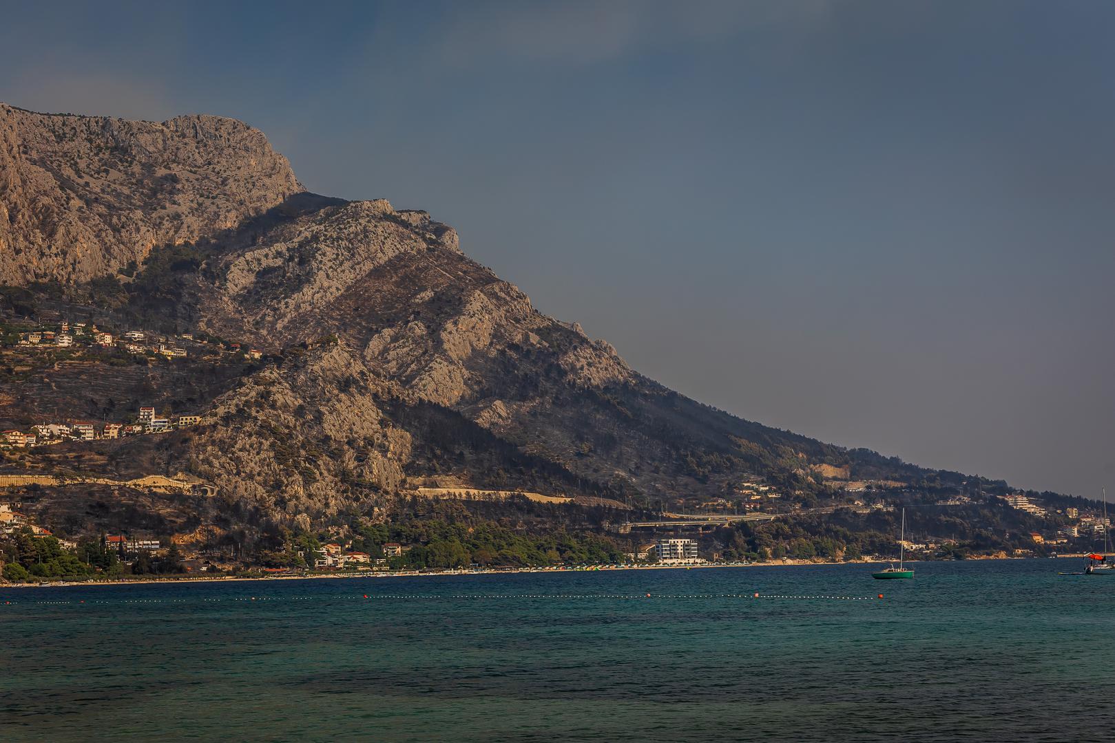 Veliki požar koji je izbio na području Lokve Rogoznice tijekom noći se proširio prema Omišu, ugrozio brojne objekte i doveo do evakuacije dijela stanovništva i turista.