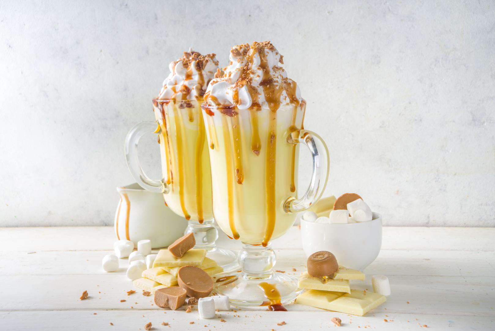 2. Bijela topla čokolada: Bijela topla čokolada pravi je zimski hit: kremasta, nježna i tako raskošno slatka da doslovno mami osmijeh na lice. Savršena je kad poželite nešto malo drugačije od klasične verzije. Potrebno vam je 200 ml mlijeka, 100 g sitno nasjeckane bijele čokolade i pola žličice ekstrakta vanilije. Ulijte kipuću vodu iz kuhala u vatrostalnu šalicu ili čašu da biste je zagrijali. Zagrijte mlijeko u maloj posudi dok ne počne pariti. Izlijte vruću vodu iz šalice, zatim ubacite čokoladu i vaniliju. Prelijte vrućim mlijekom i miješajte 30 sekundi, dok se čokolada ne otopi. Na vrh možete dodati šlag, mini sljezove kolačiće, umak od karamele i prstohvat šećernih mrvica i cimeta.