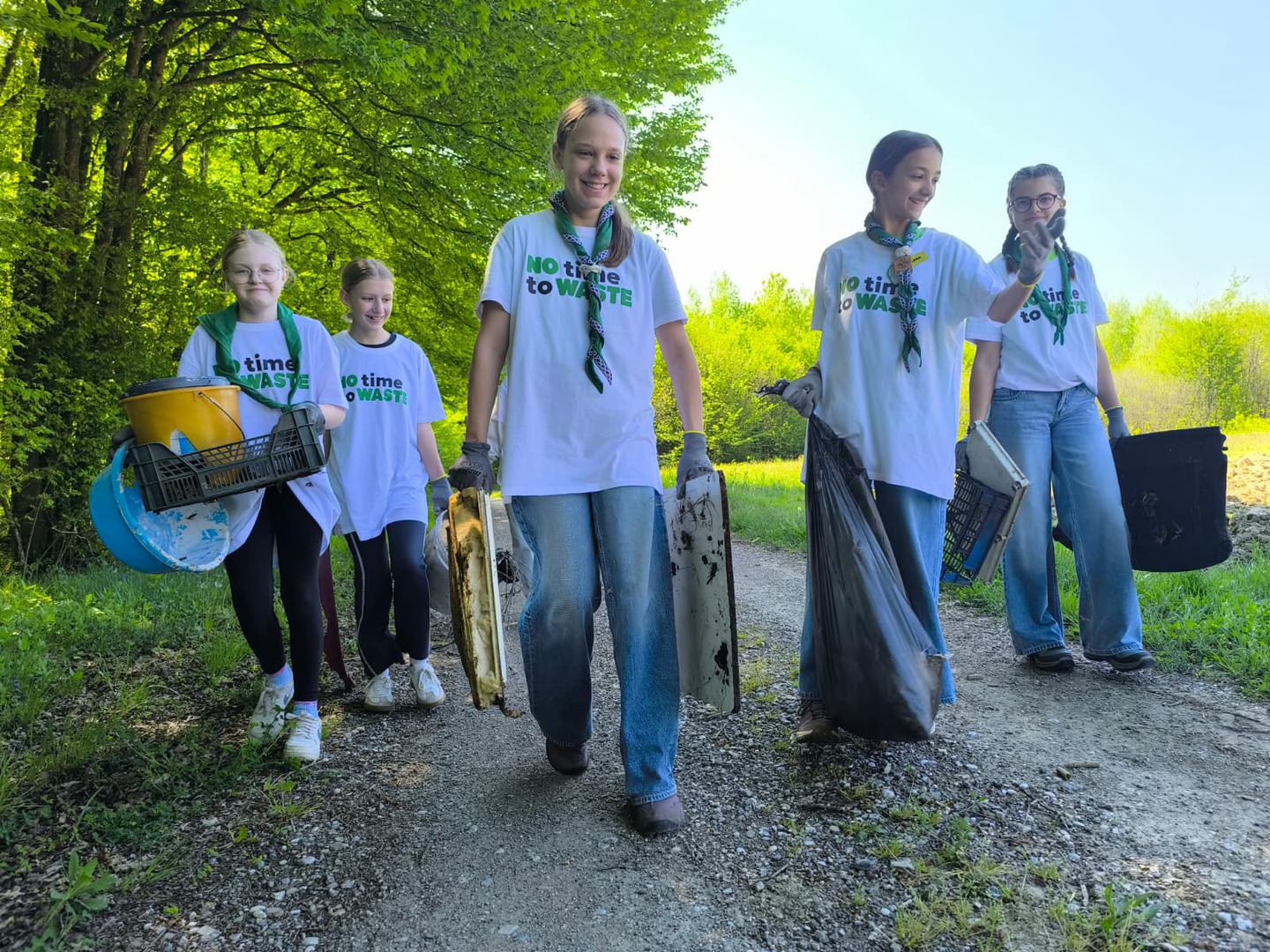 Jake snage Odreda izviđača Okić danas čiste u Samoboru.