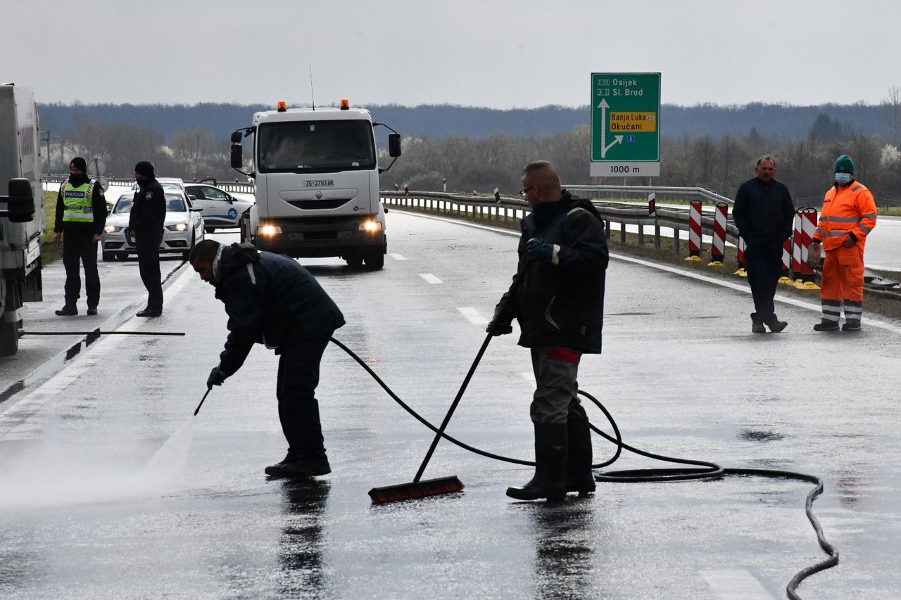 Četvero ljudi je poginulo u prevrtanju kamiona kod Okučana