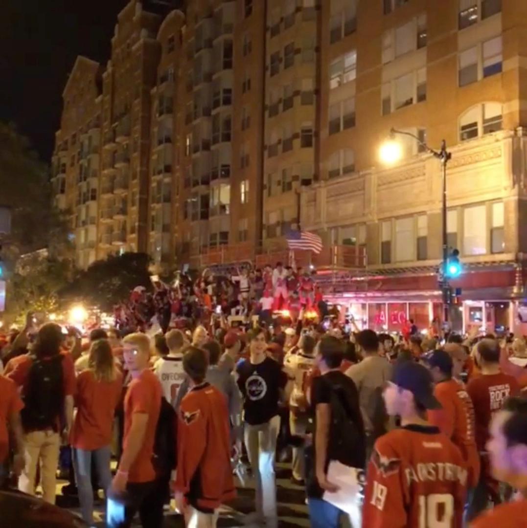 Nakon utakmice u Las Vegasu tisuće navijača Capitalsa slavile su na ulicama Washingtona