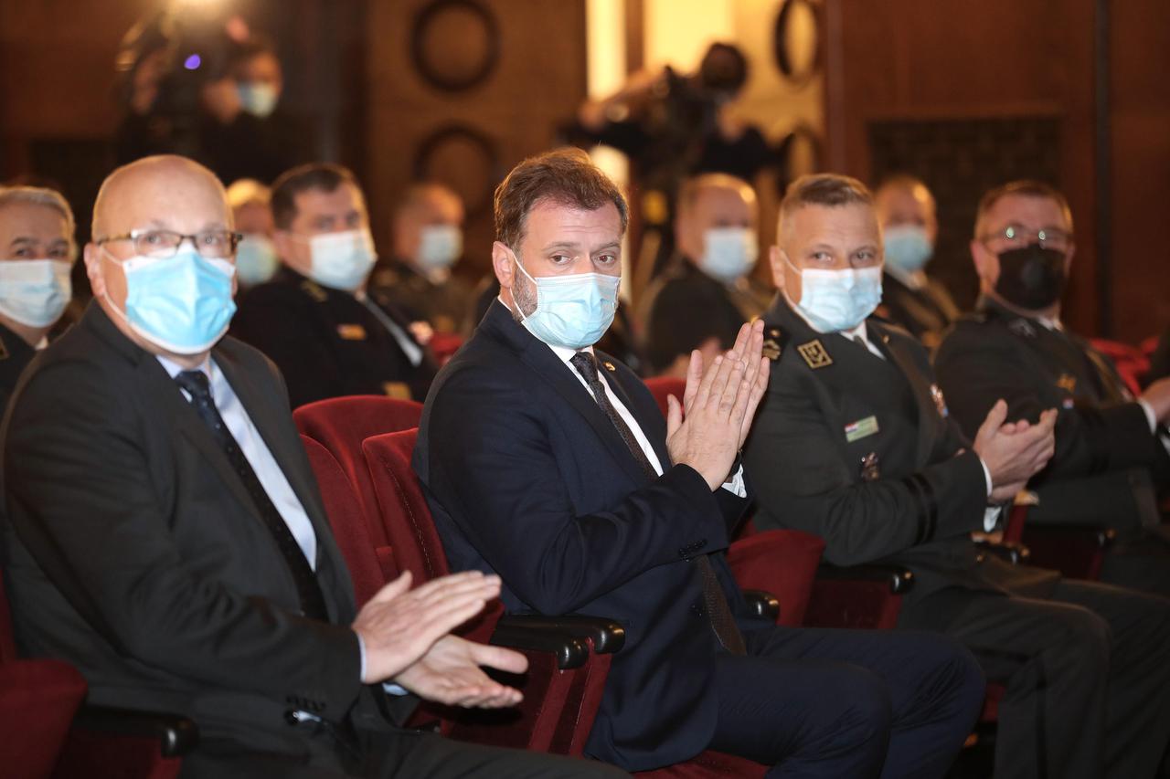 Zagreb: Ministar Banožić uručio vojna priznanja povodom Dana HRZ-a 