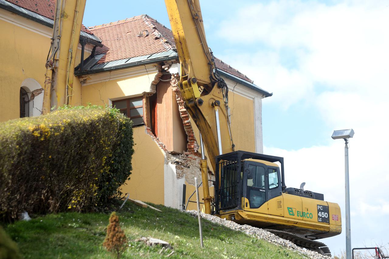 Uklanjanje crkve u Kravarskom koja je nastradala u potresu 29. prosinca 2020.