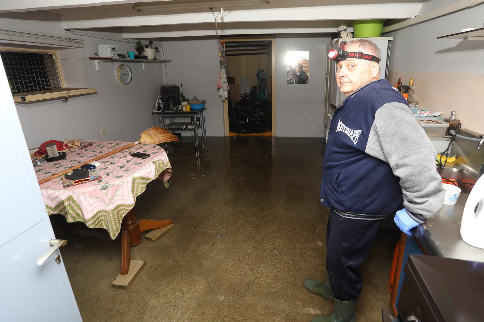 16.05.2023., Duga Resa - Zbog visokog vodostaja rijeke Mreznice poplavljena su brojna naselja oko Duga Rese. U Gornjem Mrzlom Polju brojne kuce su odsjecene i nema struje. Vatrogasci i HGSS  ispumpavaju vodu iz podruma kuca i dovoze vrece sa pijeskom. Photo: Kristina Stedul Fabac/PIXSELL