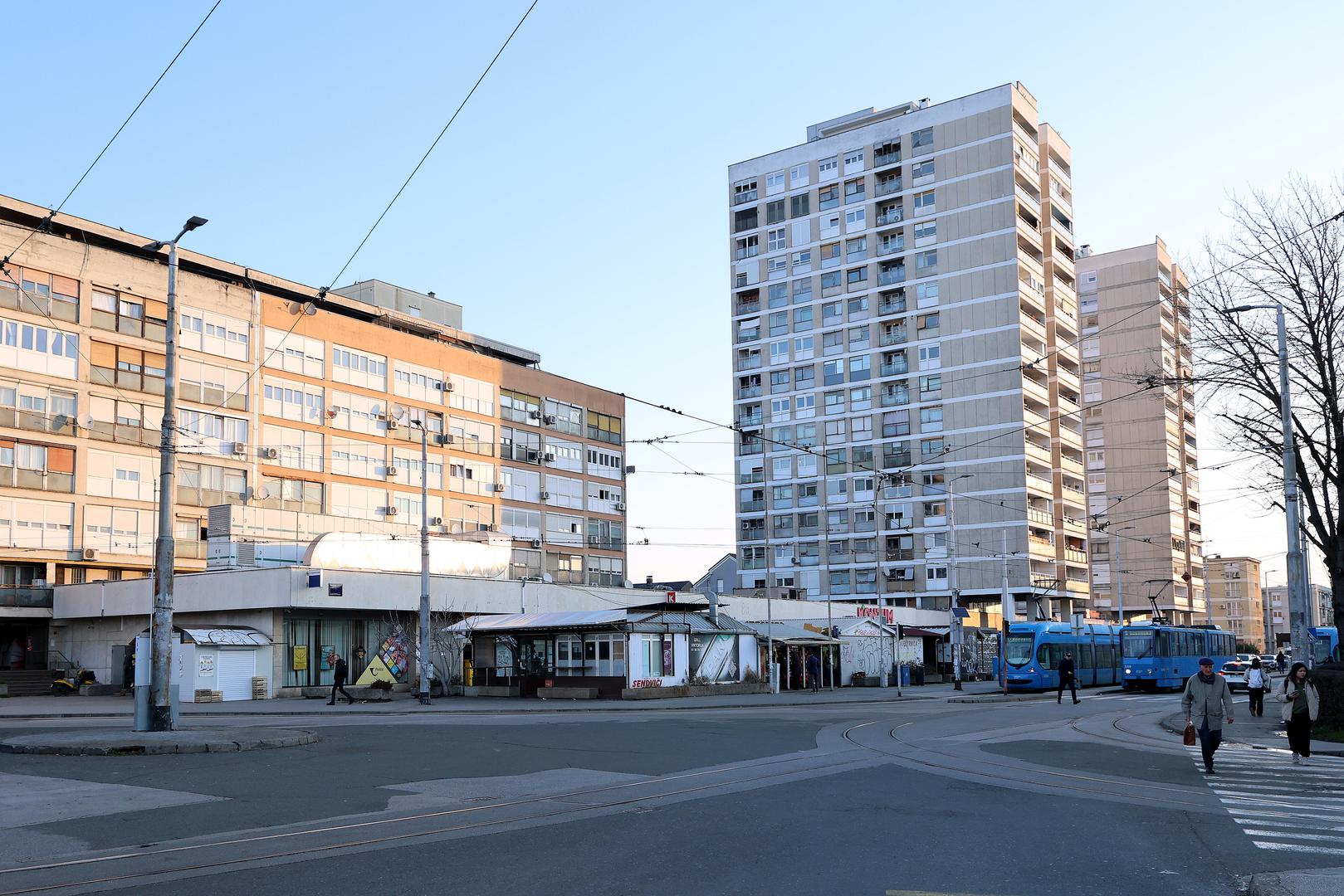 Nekoć je, pak, trgovačkih kuća Nama bilo na svakom koraku, a danas su ih zamijenile uglavnom trgovine novijih brendova. Fotoreporter Pixsella Patrik Macek obišao je sve nekadašnje lokacije, pa je tako pokazao da se na trešnjevačkoj Remizi sada nalazi Konzum...