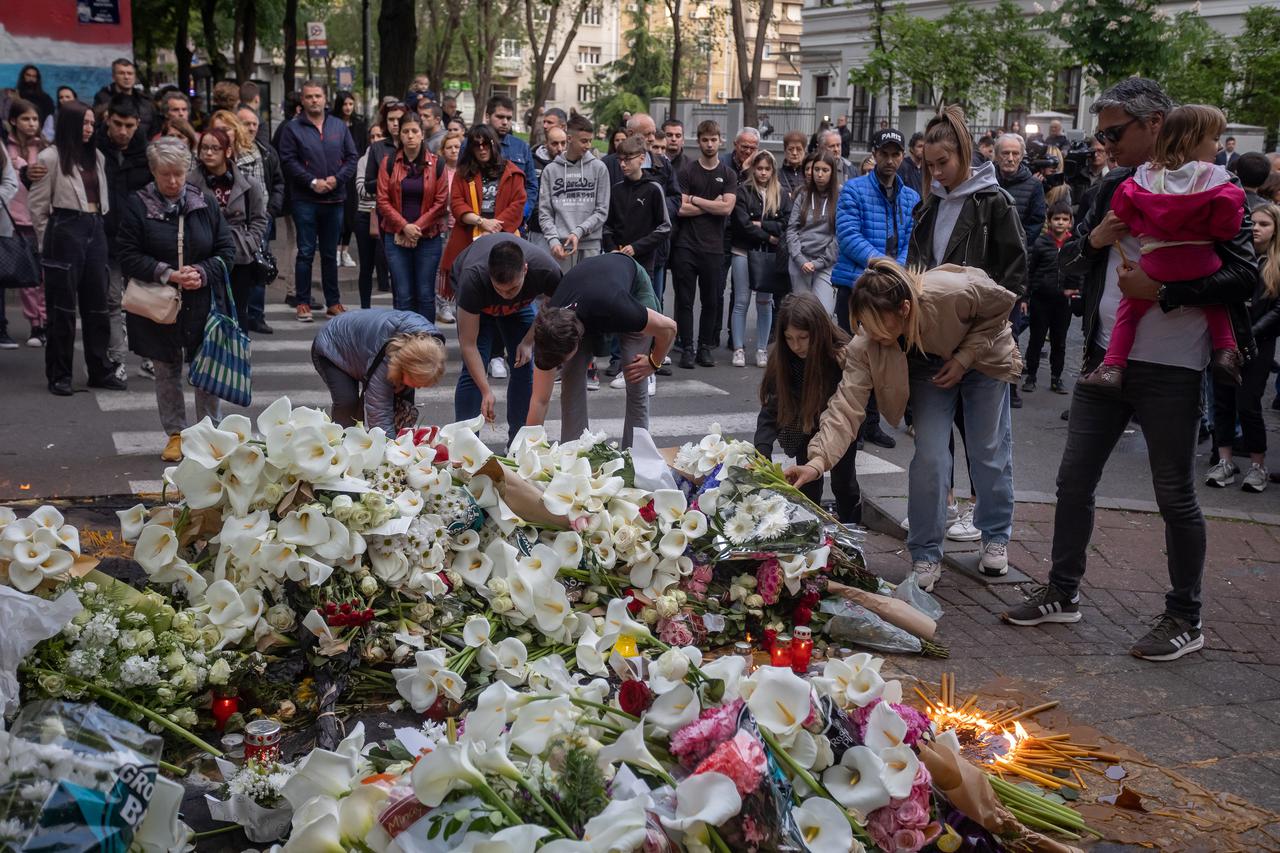 Beograd: Veliki broj građana polaže cvijeće i pali svijeće ispred škole gdje je ubijeno devetero ljudi