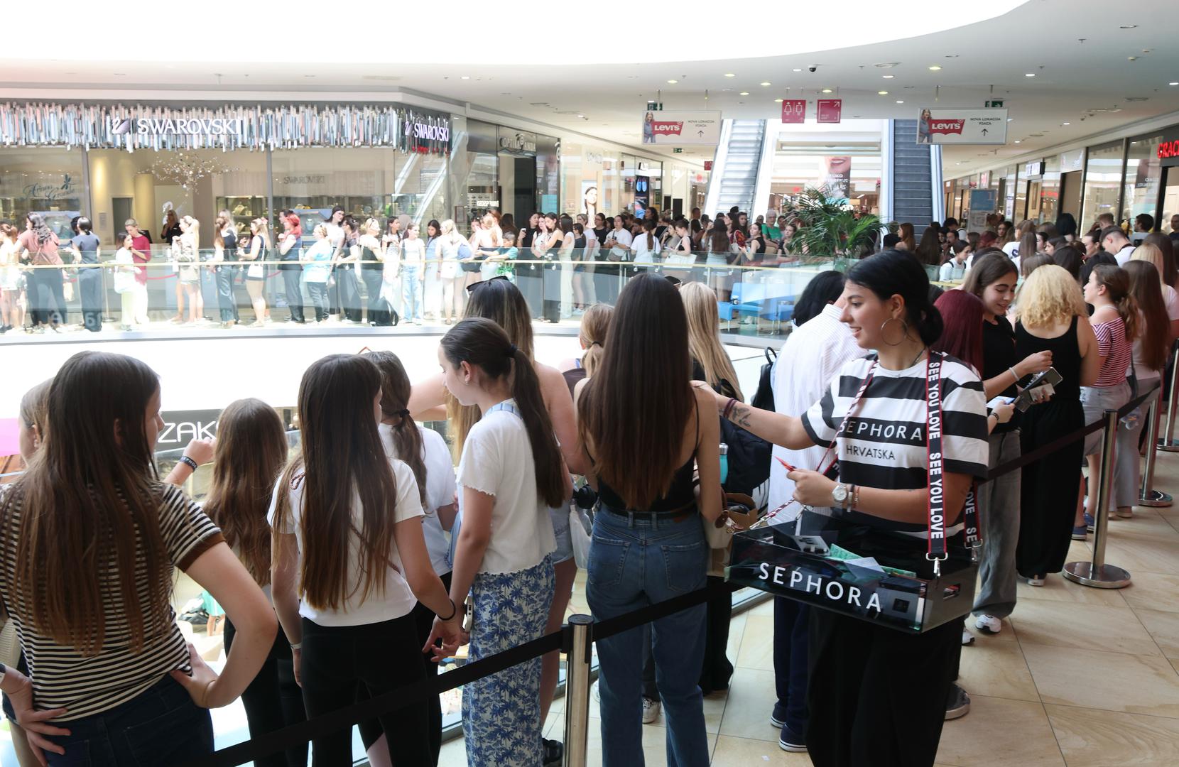 Mnogi se sjećaju prvog Sephorinog pokušaja osvajanja Hrvatske, koji je završio neslavno. Trgovine, otvorene 2007. godine u zagrebačkim centrima Avenue Mall i Arena Centar, zatvorene su 10. kolovoza 2012. Glavni razlog bio je jednostavan – neprofitabilnost. 