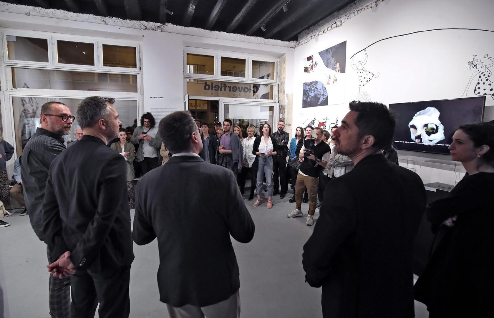 14.04.2022., Zagreb - Pod Zidom 12, galerija Cloverfeild. Otvaranje izlozbe Neandretalci. Zamjenik glavnog urednika Vecernjeg lista Mislav Simatovic zavrsnim je govorom sluzbeno proglasio izlozbu otvorenom.  Photo: Sanjin Strukic/PIXSELL
