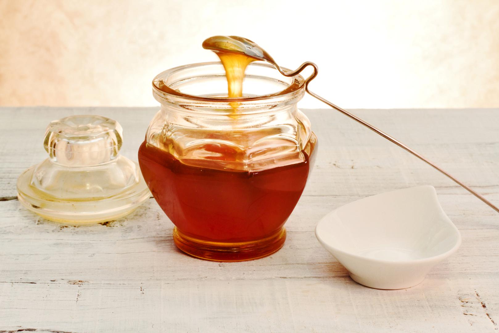 Med je oduvijek imao posebno mjesto u svakom domaćinstvu, no neki proizvođači medu dodaju šećerni sirup kako bi dobili veće količine. Ako želite znati razlikovati čisti, pravi med od "lažnog", ovo su trikovi koji će vam u tome pomoći...