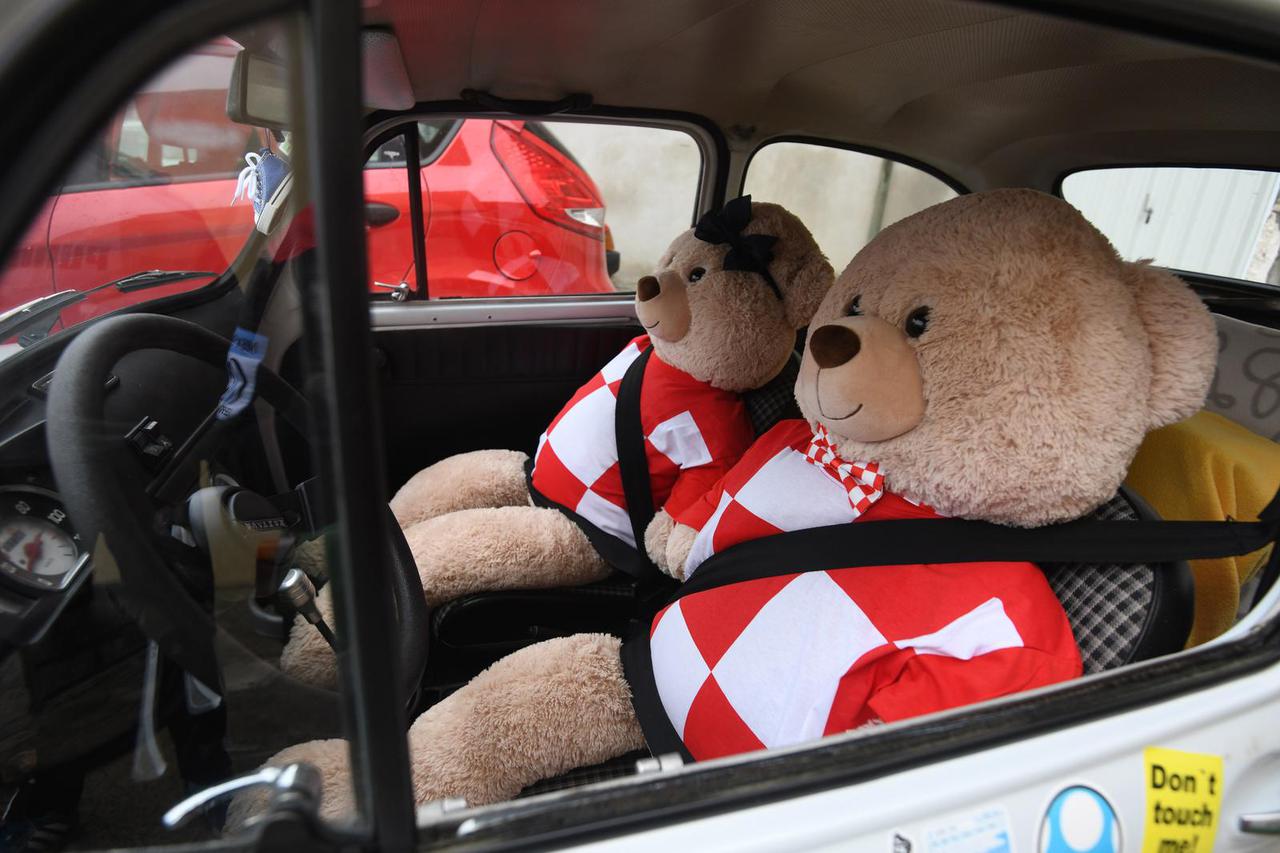 Šibenik: Dva plišana medvjedića  u dresu hrvatske reprezentacije privlače poglede prolaznika 