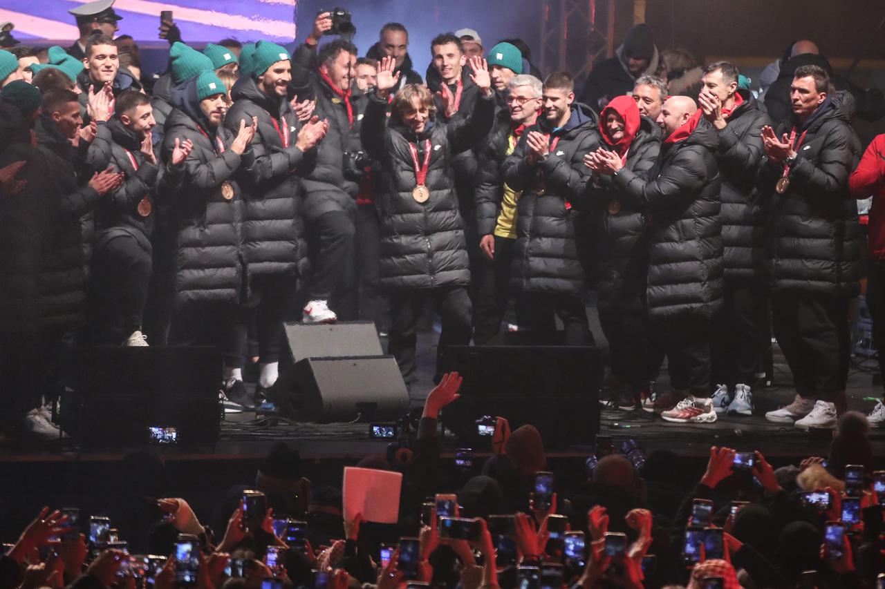 Zagreb: Vatreni na pozornici na glavnom Trgu napravili pravu feštu