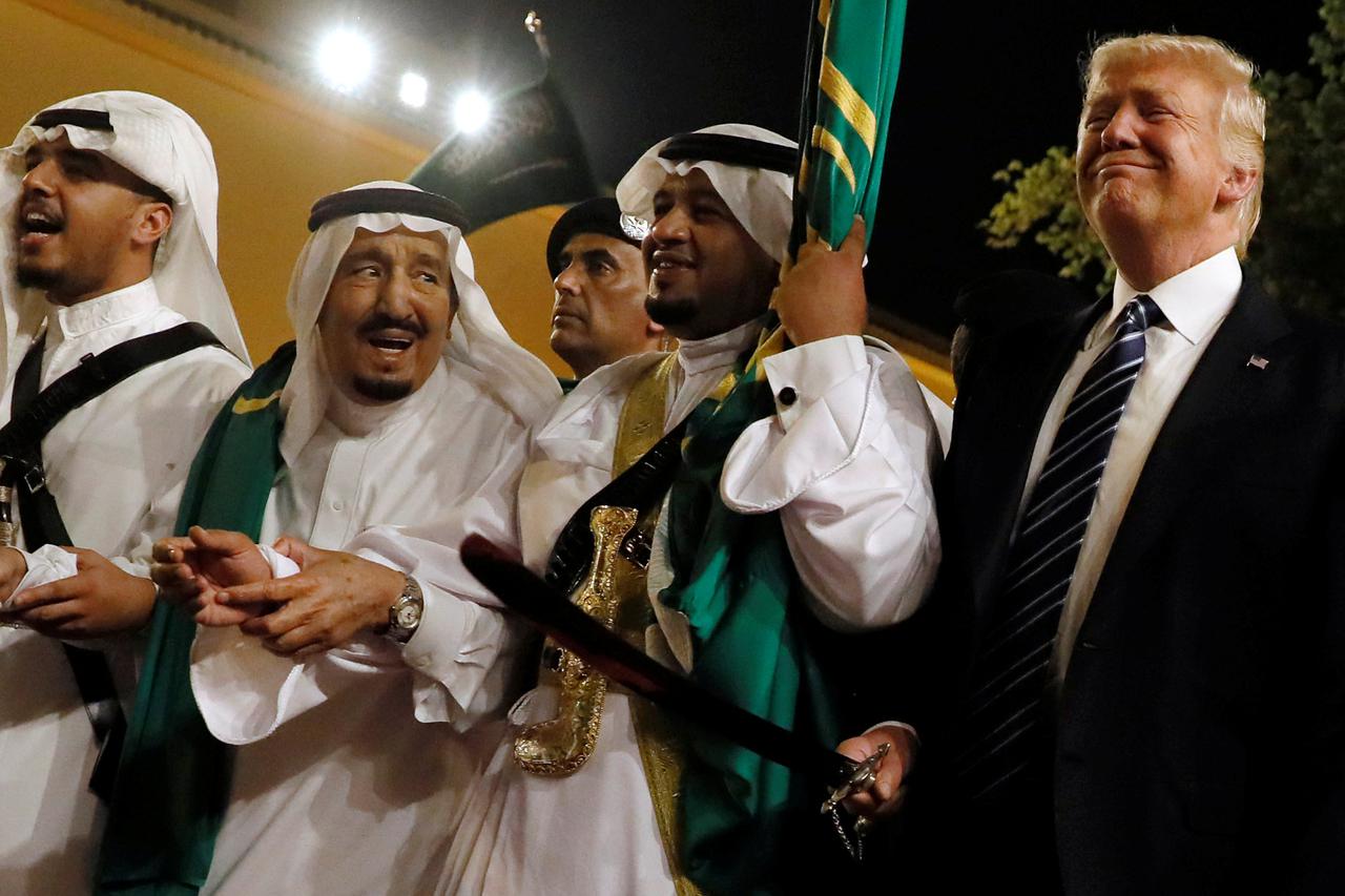 Donald Trump otplesao je prije 18 dana u Rijadu tradicionalni ples sa saudijskim kraljem Salmanom držeći u ruci sablju