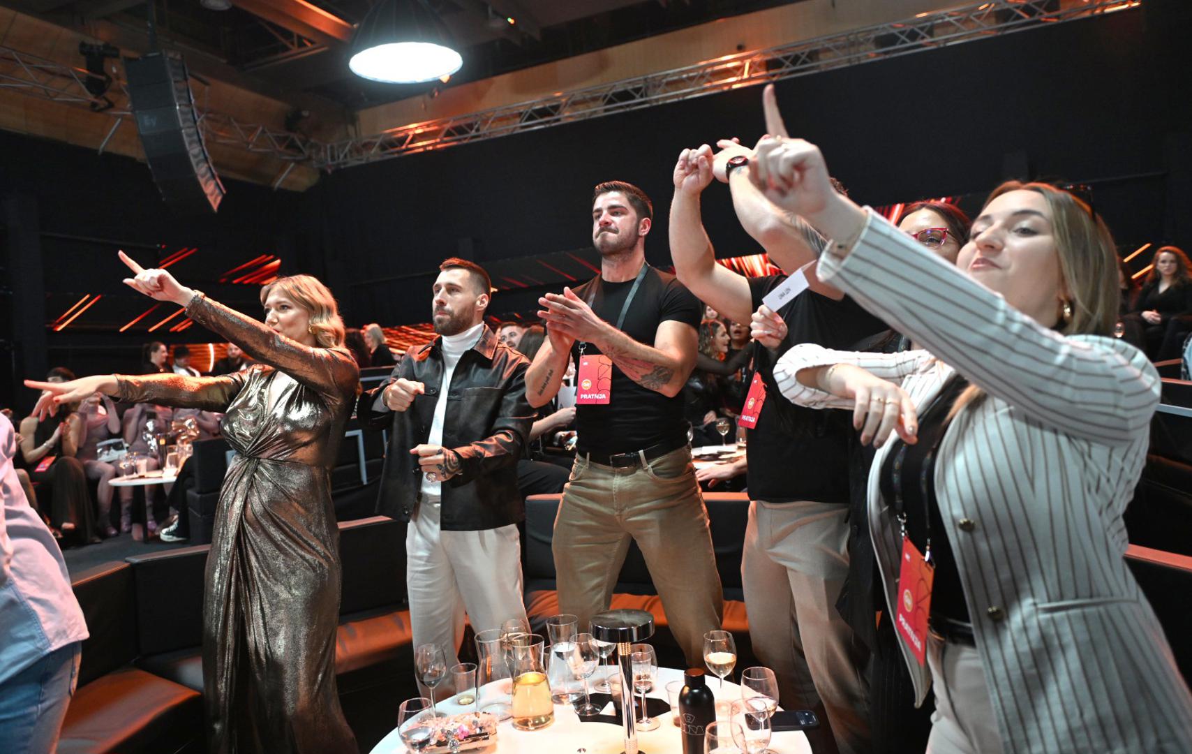 U tzv. green roomu, izvođači se druže s članovima svog tima, a kakva je atmosfera pogledajte u našoj galeriji.