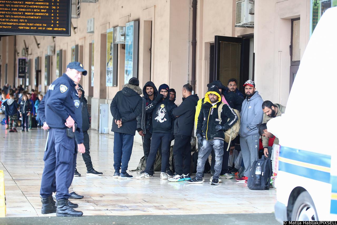 Zagreb: Policija odvozi migrante koji su boravili na Glavnom kolodvoru