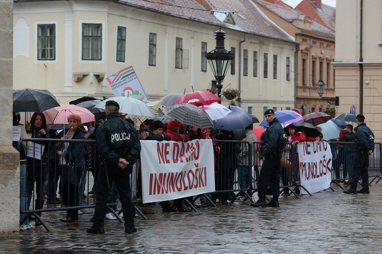 21.05.2015., Zagreb - Radnici Imunoloskog zavoda ponovno su zbog sporosti u rjesavanju privatizacije prosvjedovali ispred Banskih dvora.  Photo: Patrik Macek/PIXSELL