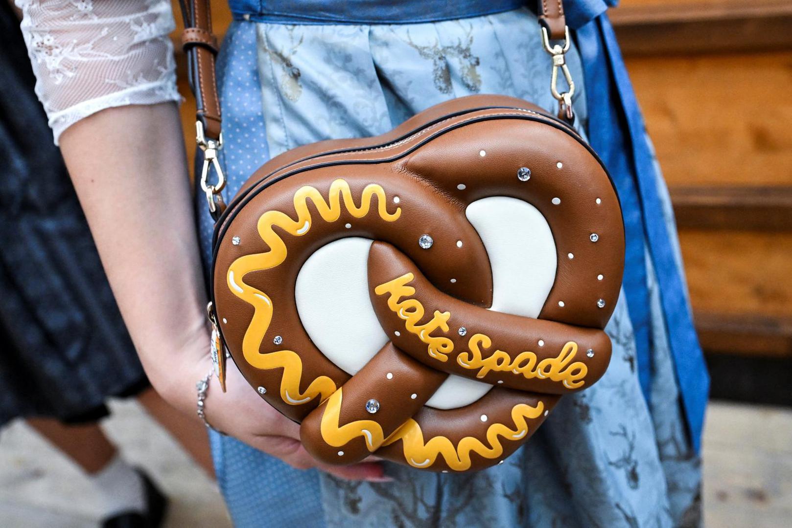 Osim toga, na Oktoberfestu su se mogli vidjeti razni zanimljivi dodaci - poput torbica i nakita u obliku pereca. 