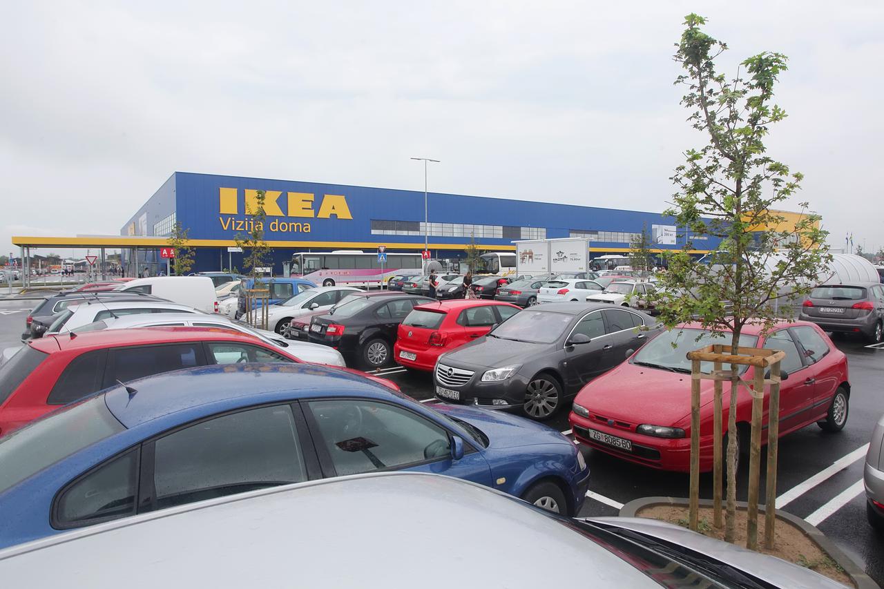 Zagreb: Popunjeno parkiralište i velik broj kupaca koji su posjetili robnu ku?u Ikea