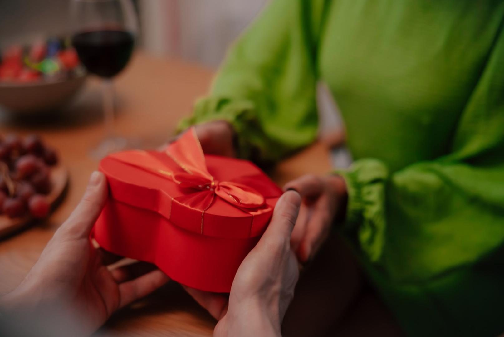 Južna Afrika: U Južnoj Africi nećete naći mnogo tajnih obožavatelja na Valentinovo koje se zapravo slavi 15. veljače u čast rimskog festivala Luperkalija. To je zato što neke žene doslovno nose svoje srce na rukavu ili, bolje rečeno, napisat će ime svoje simpatije na komadić papira i pričvrstiti ga na rukav. Ne osjećate se tako hrabro? Onda biste mogli nekoga jednostavno obasipati cvijećem ili malim darovima.