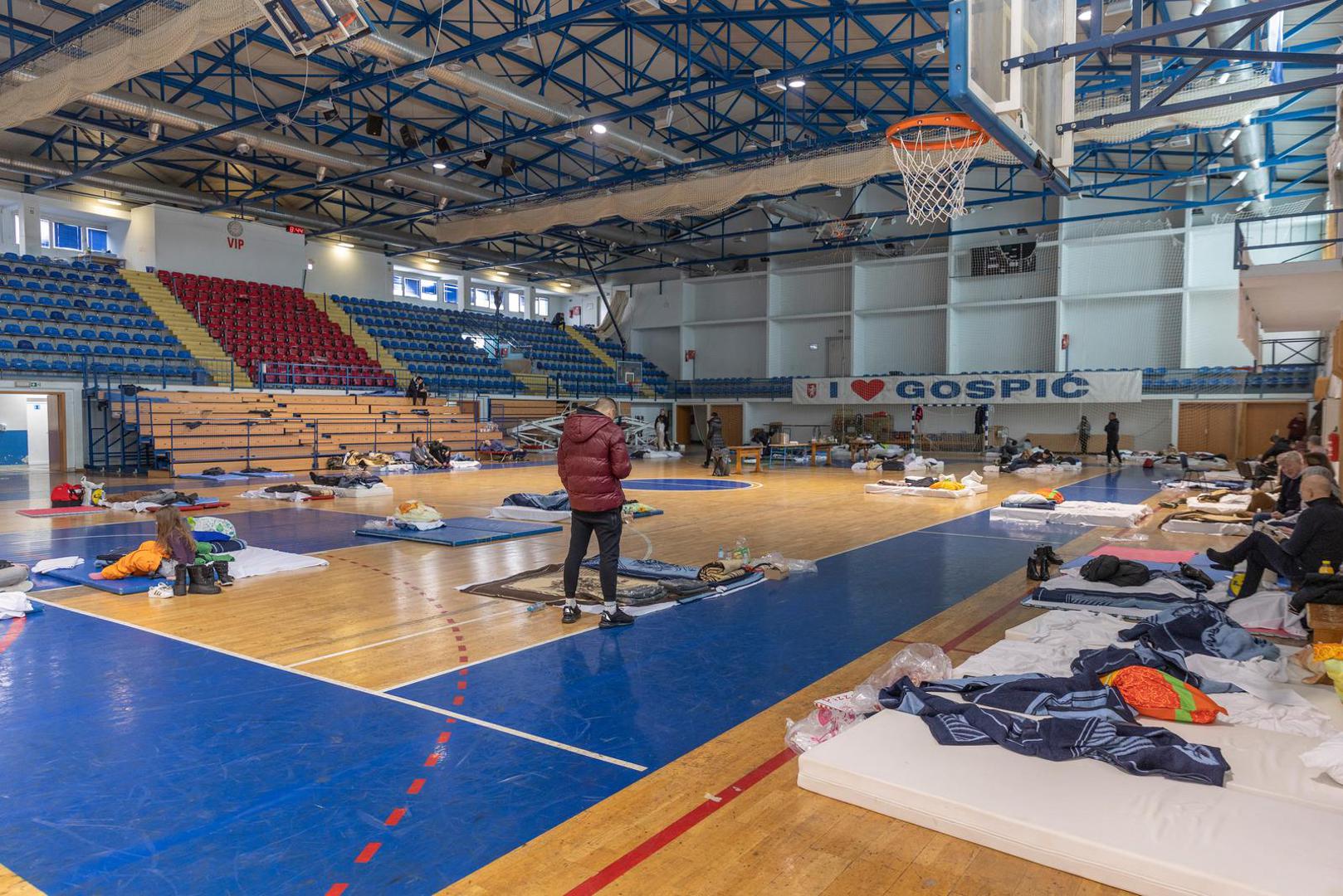 27.02.2023., Gospic - Gradska sportska dvorana u kojoj je smjesteno oko 150 osoba koje su ostale zarobljene na prometnicama tijekom snjeznog nevremena. Photo: Nikola Mraovic/PIXSELL