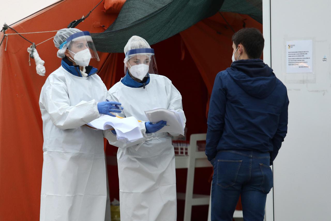 Šibenik: Testiranje na covid ispred ZZJZ Šibensko-kninske županije 