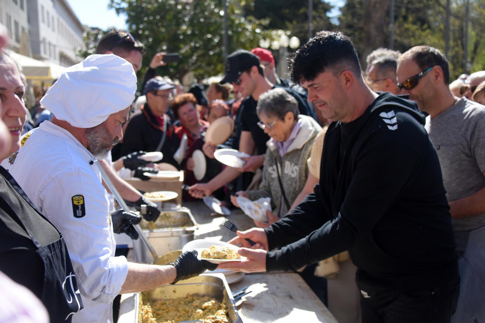 U Puli je na gradskoj tržnici pripremljena tradicionalna uskrsna fritaja – ove godine sa šparogama i špaletom.