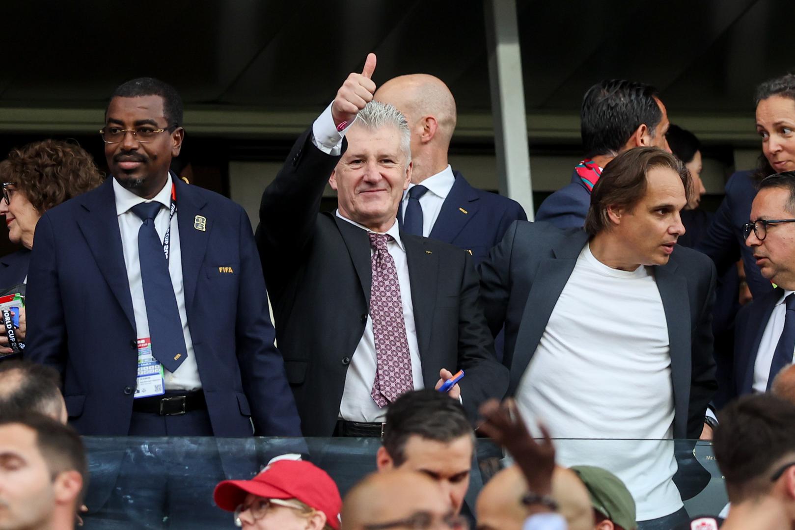 Posebnu pažnju okupljenih privukao je susret FIFA-inog glavnog tajnika Mattiasa Grafströma s proslavljenim nogometnim asovima. U društvu visokog dužnosnika svjetske nogometne organizacije sjedili su nekadašnji miljenik hrvatske nacije i predsjednik HNS-a Davor Šuker te legendarni portugalski napadač Nuno Gomes, s kojima je Grafström razmijenio dojmove uoči početka utakmice.
