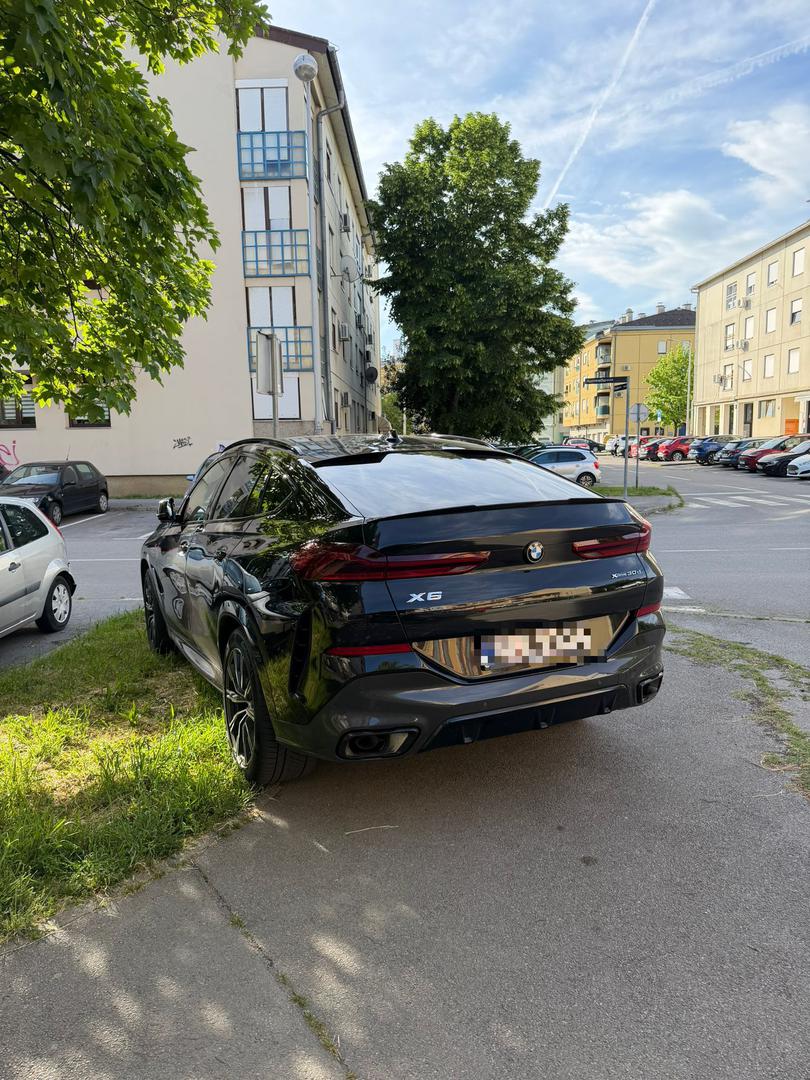 "Vodim malu u vrtić na Vrbanima i ne mogu preko pješačkog. Zašto? Zato što je lik parkirao BMW X6 preko pločnika, zebre i zelene površine. Nemoguća količina bahatosti. Ne mogu vjerovati da takvih ima među nama", istaknuo je čitatelj. 