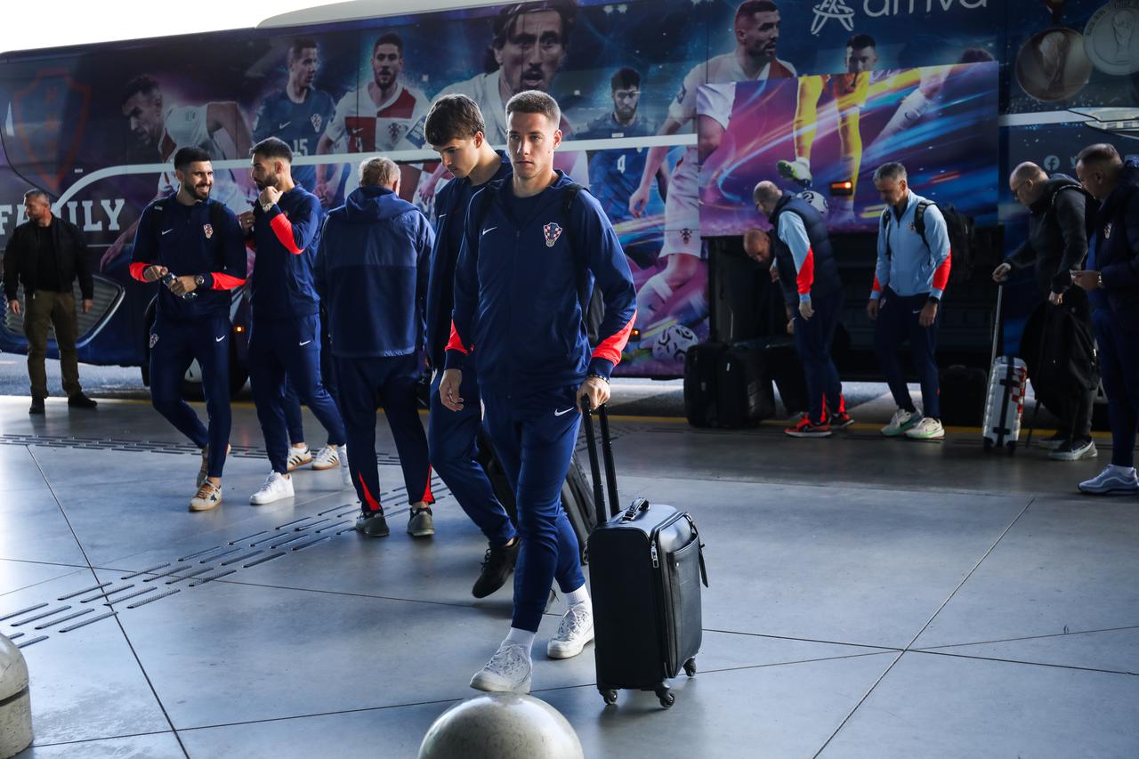 Zagreb: Odlazak hrvatske nogometne reprezentacije u Prag 