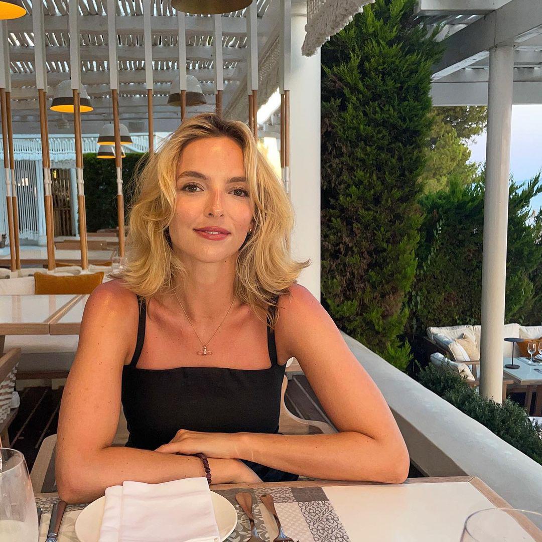 Glumica Jodie Comer već godinama drži titulu najljepše žene na svijetu prema zlatnom rezu. Njezine crte lica najbliže su onome što bi se prema tim pravilima smatralo savršenstvom. Kozmetički kirurg dr. Julian De Silva iz Centra za naprednu estetsku i plastičnu kirurgiju lica objasnio je rezultate: