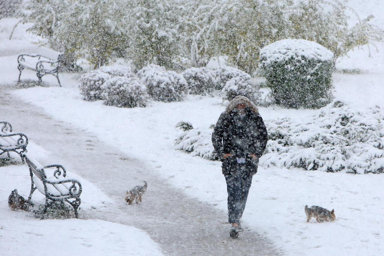 Od ranih jutarnjih sati u Karlovcu pada gusti snijeg koji je brzo zabijelio prometnice i parkove