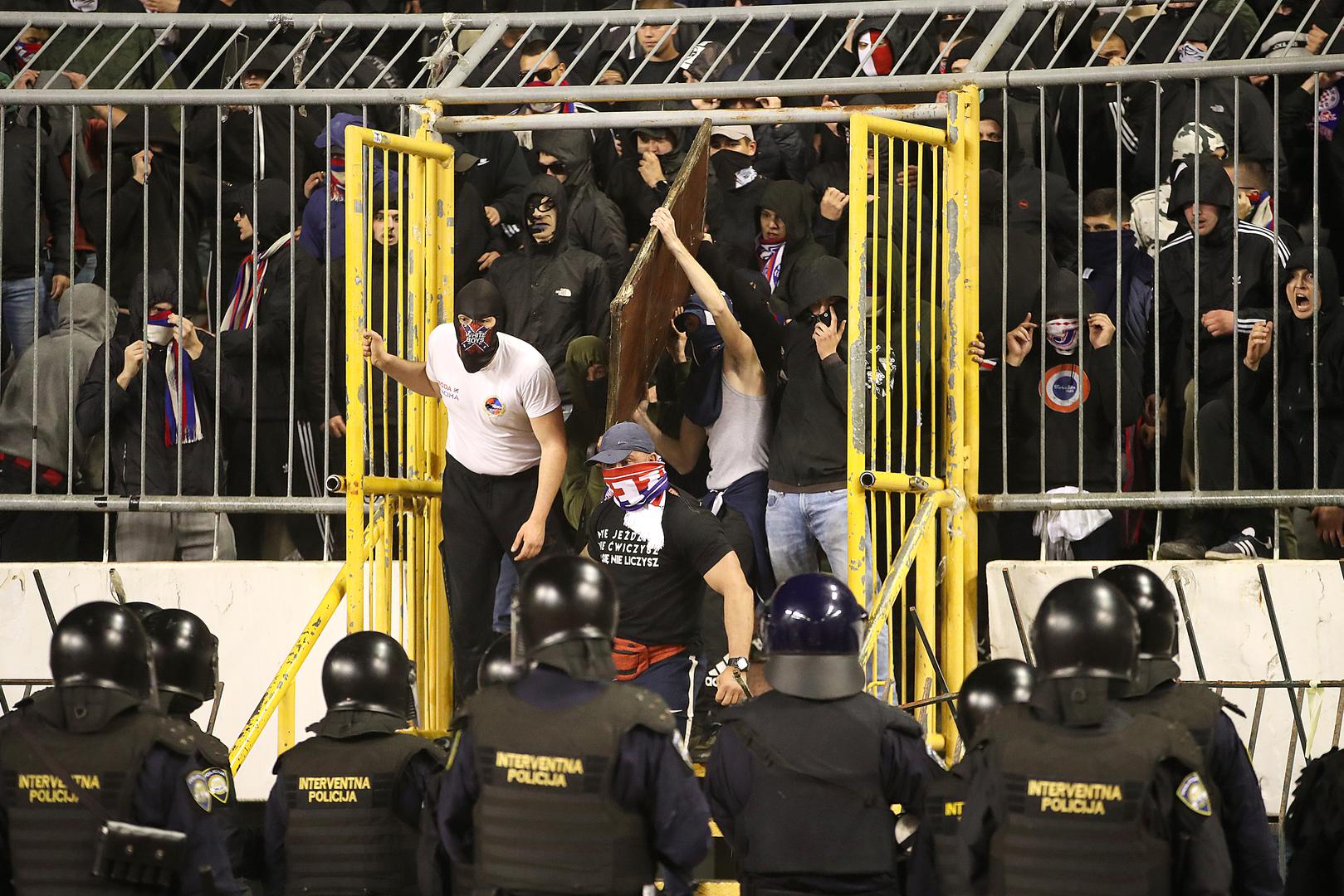 Torcida je utrčala na teren i krenula sprintati prema igračima Dinama. Srećom, plavi su na vrijeme pobjegli u svlačionicu.