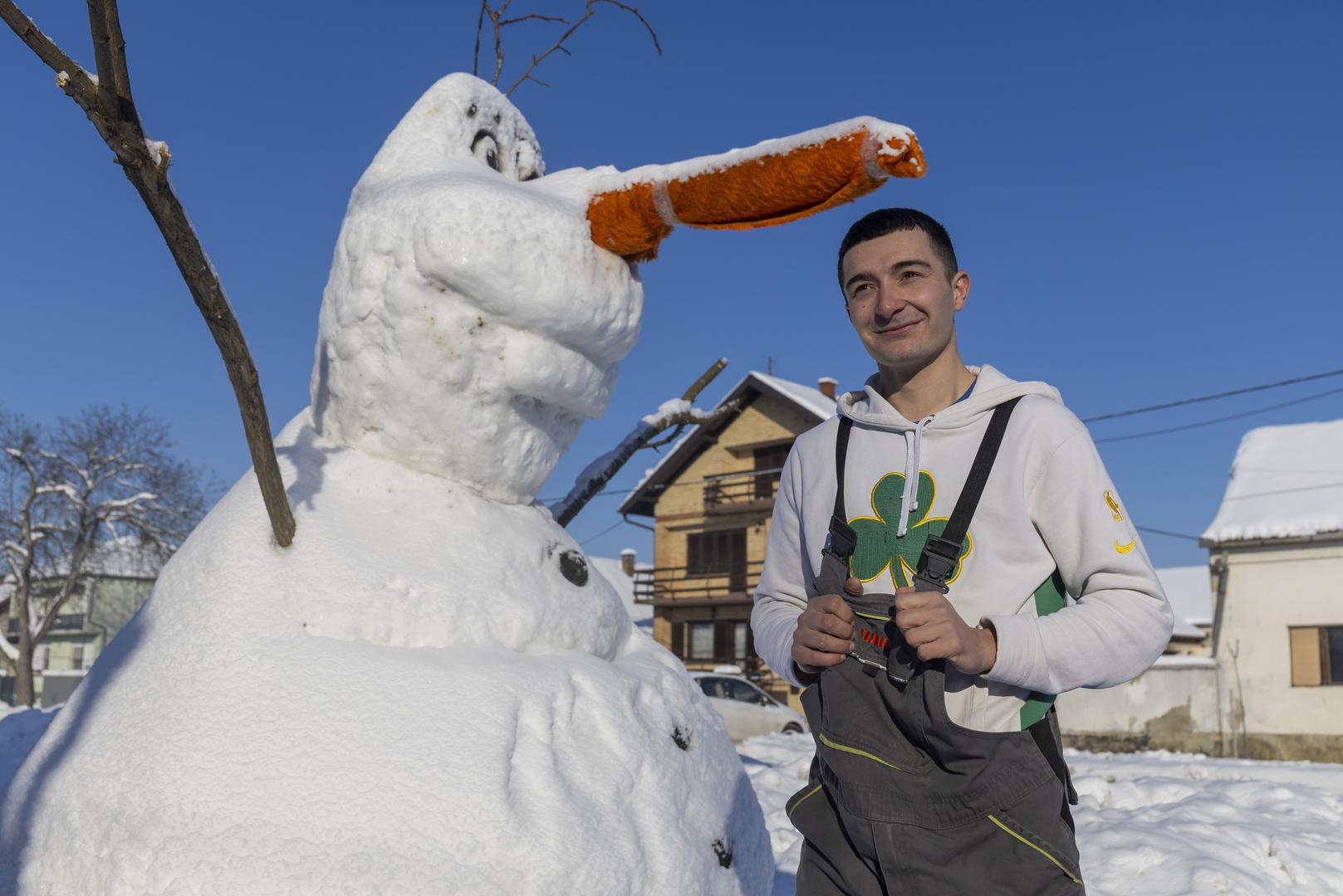 Ništa manje impresivan prizor nije ni u Bijelom Brdu, gdje je u samom centru mjesta osvanuo trometarski Olaf. 