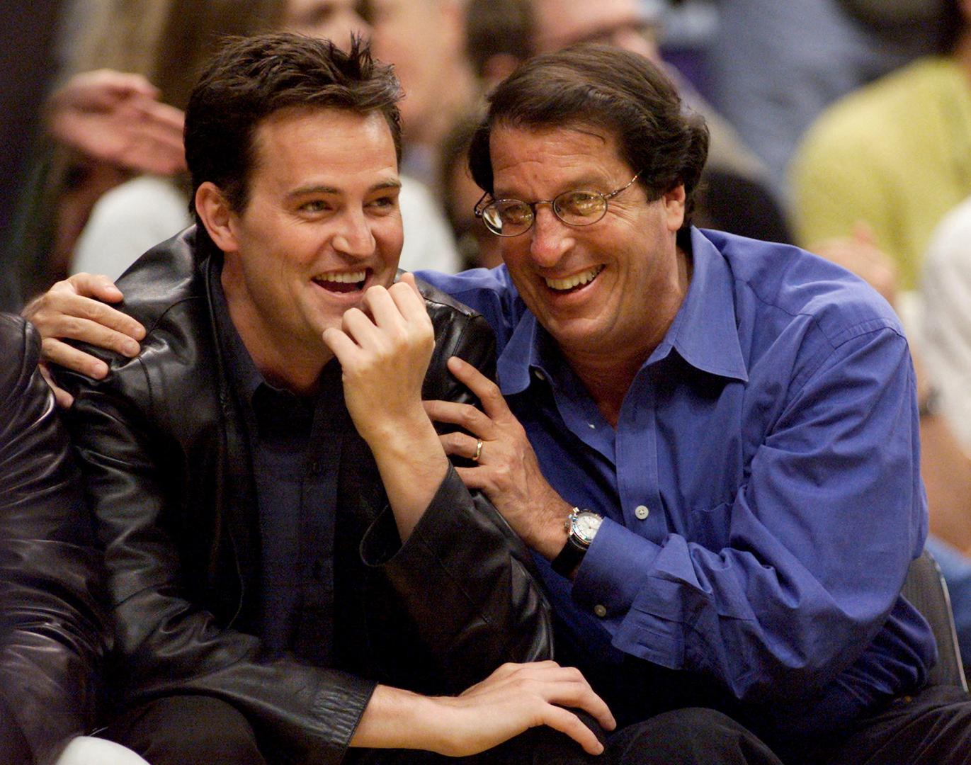 Glumac Matthew Perry i direktor studija Warner Bros Peter Roth zajedno gledaju prvu utakmicu NBA finala u Staples Centeru u Los Angelesu 7. lipnja 2000. godine.