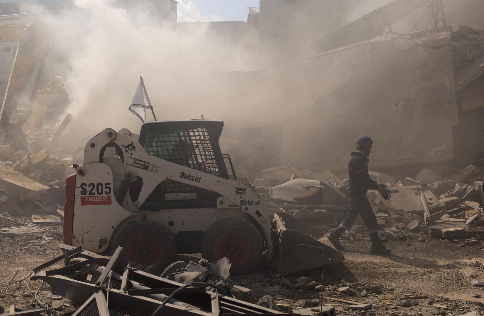 Meta jednog od napada bila je Basta, popularna četvrt u srcu glavnoga grada. "Vidio sam napad, bio je vrlo snažan, djeca su ubijena, drugima su odrezane ruke", izjavio je za AFP Jaser Abdalah, koji radi u trgovini kućanskih aparata u obližnjem sektoru.