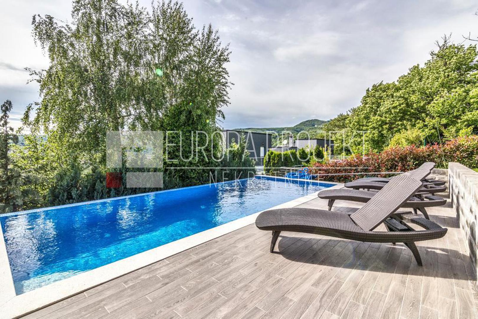 Izgrađena je 1995., a renovirana 2019. godine, stoji u oglasu na Njuškalu. 

