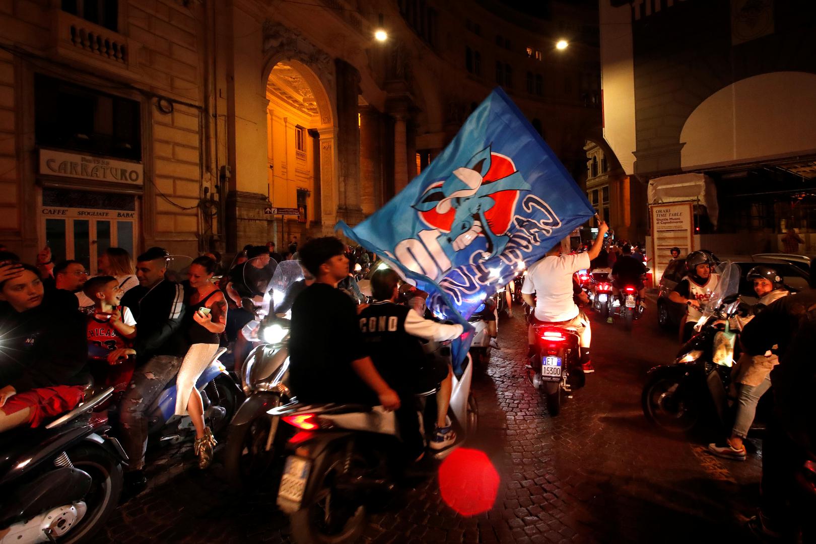 Navijači Napolija pjesmom i skandiranjem glasno su slavili trijumf svoje momčadi u Rimu. 