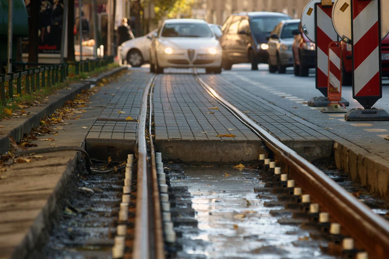 Zagreb: Automobil upao u rupu izme?u raskopanih tra?nica