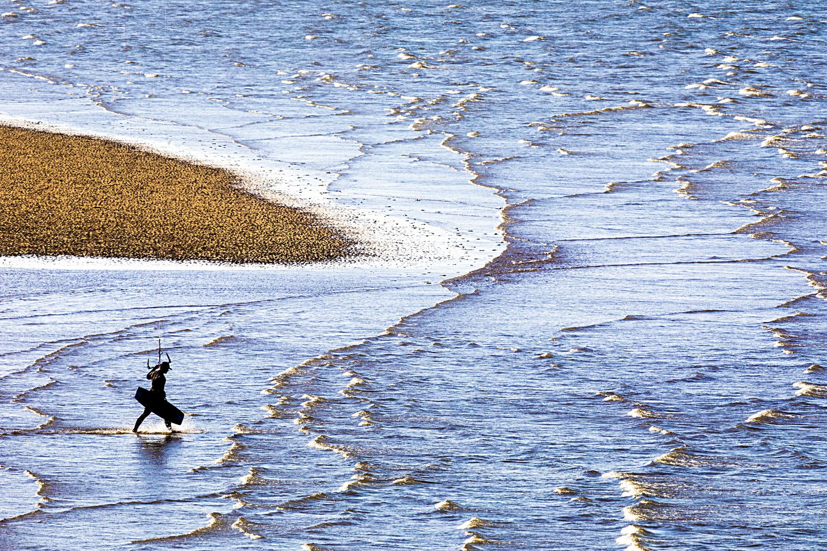 Iznad plaže nalazi se veliki parking za automobile, toileti i ogroman pub. 