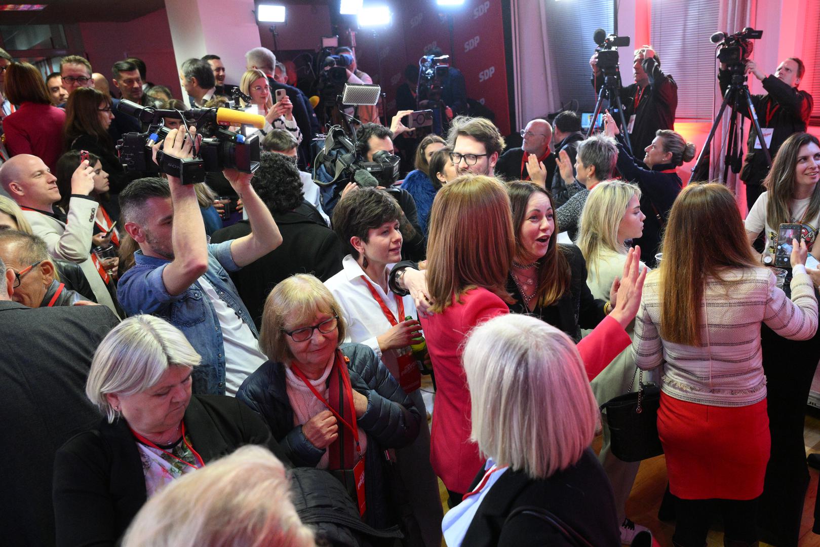 17.04.2024., Zagreb - Docek izbornih rezultata za Hrvatski saboru u stozeru koalicije Rijeke pravde koju cine Socijaldemokratska partija Hrvatske (SDP), Centar, Hrvatska seljacka stranka (HSS), "Dalija Oreskovic i ljudi s imenom i prezimenom", Narodna stranka Reformisti i Gradjansko-liberalni savez (GLAS) u prostorijama SDP-a na Trgu Drage Iblera.  Photo: Davor Puklavec/PIXSELL