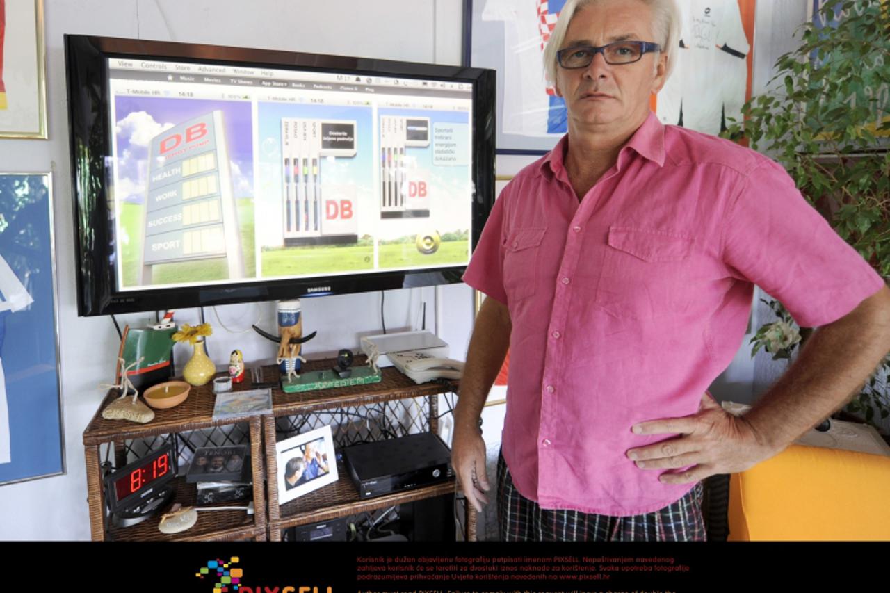 \'21.09.2011., Split - Bioenergeticar Denis Buselic koji tretira mnoge sportase izmedu ostalog i nogometase i GNK-a Dinamo. Photo: Tino Juric/PIXSELL\'