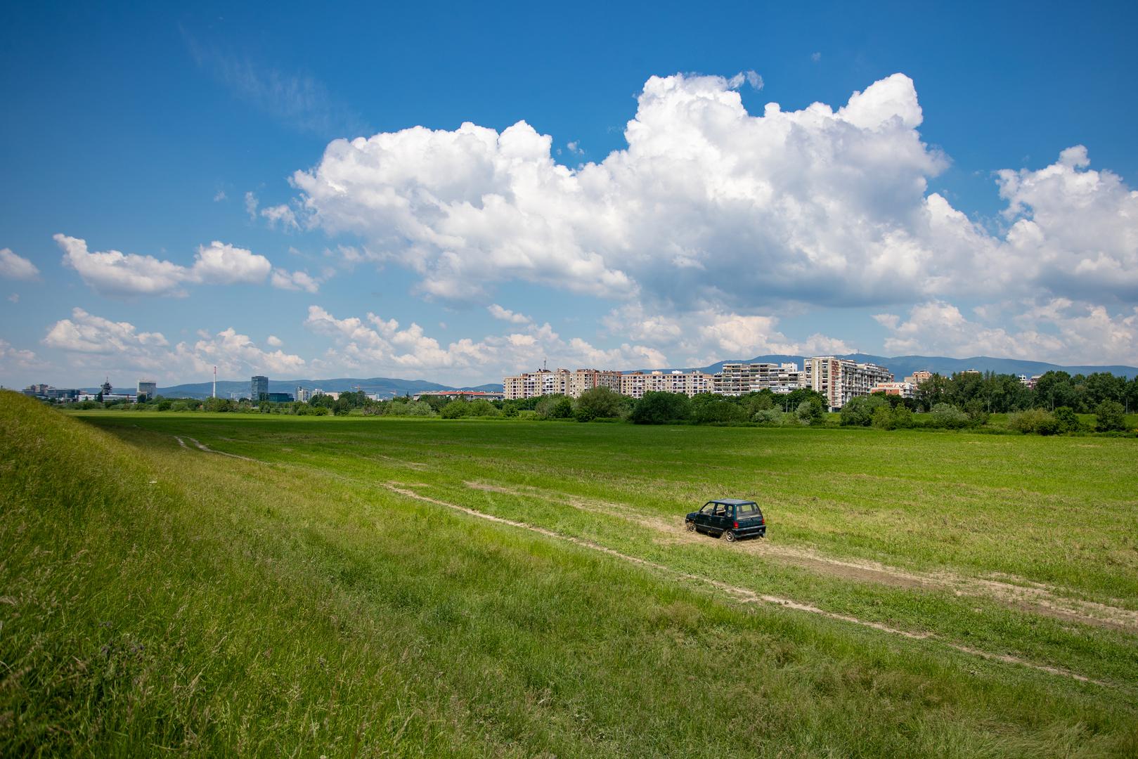 Automobil Daewoo Tico koji je stradao pri izlijevanju Save iz korita, još stoji na desnoj obali izmedju rijeke i nasipa
